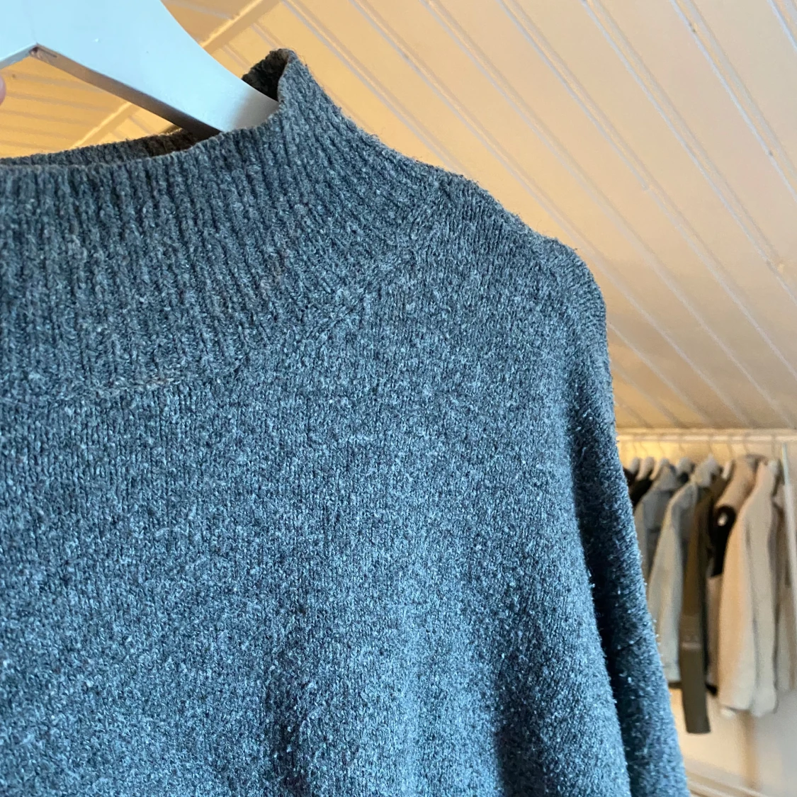 Grå stickad tröja - 1