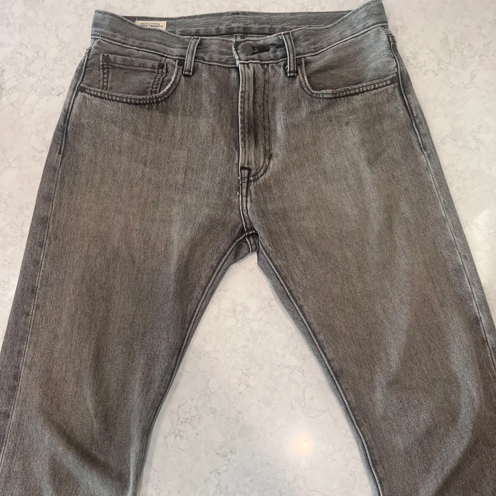 Snygga grå jeans från Levi's med klassisk femficksdesign och en bekväm passform. De har en läderpatch med logotyp baktill och en diskret röd etikett på bakfickan. Perfekta för en stilren look. Säljer de har blivit för små och knappt använt. 👍🏼🔥. Farkut & Housut.