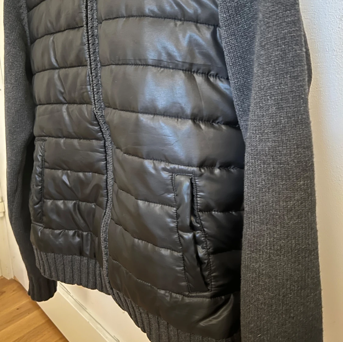 Svart quiltad jacka med stickade ärmar - 1