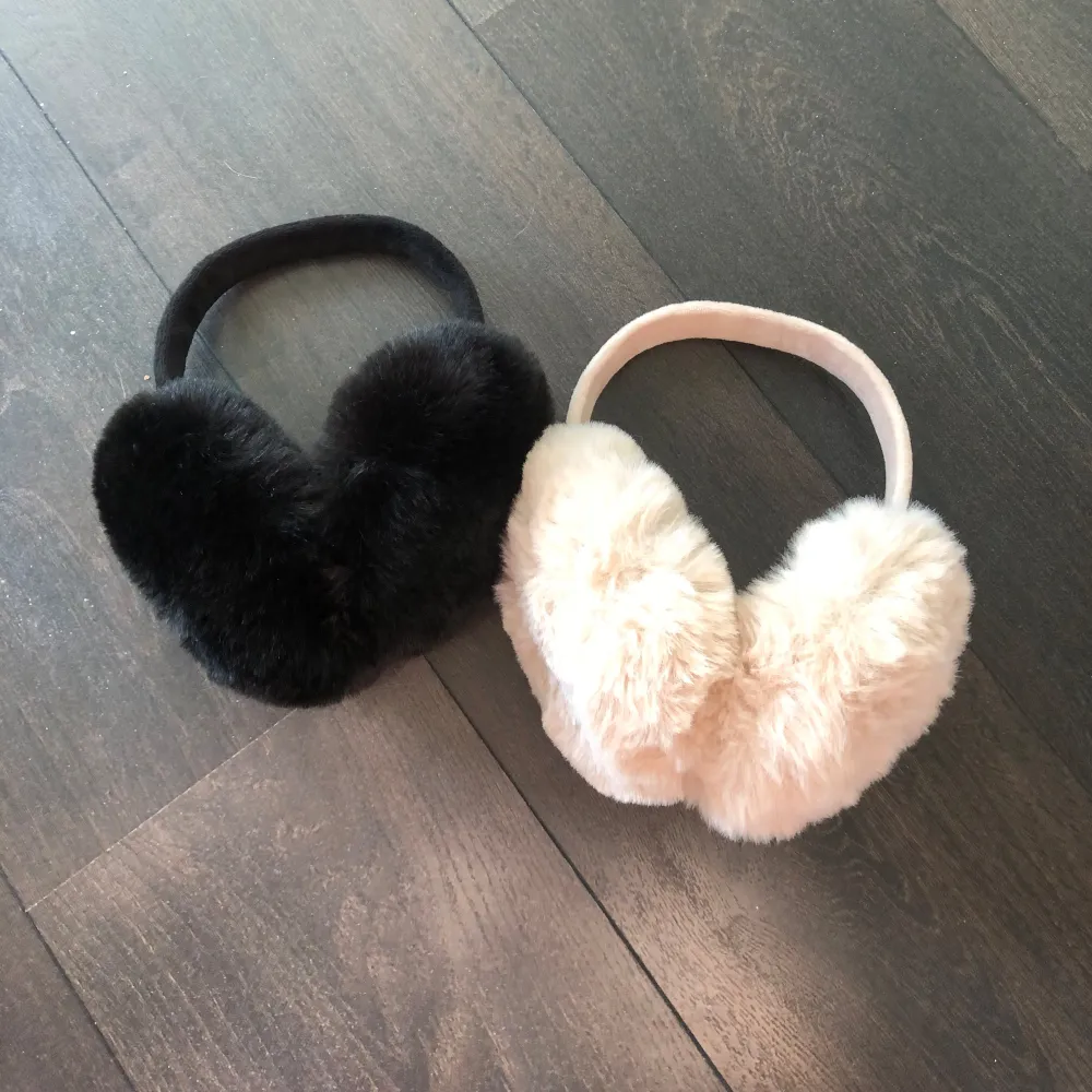 Två par fluffiga öronmuffar i svart och beige. Knappt använda 🥰 går att köpa bara en om man så vill! . Asusteet.