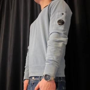 C.P Company - Säljer en tvär fet tröja från C.P Company i ljus blått.✅Den kostar 2000kr ny. Tröjan är i storlek S och jag är 183cm och väger 73kg💪Tveka inte på att höra av er vid frågor!🤝