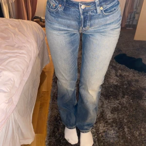 Weekday jeans lågmidjad - Modellen ”PIN”. W28 L30. skitsnygga jeans, ish lågmidjade. nyskick och snygg färg