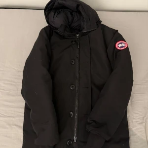 Canada Goose Chateau Parka - Canada Goose Chateau Parka. Canada Goose påse i svart färg ingår. Använd ett fåtal gånger. Säljs pga för liten storlek. Inget slutpris!