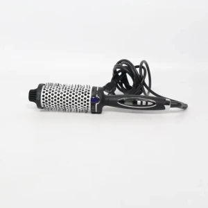 Svart och vit värmeborste  - En praktisk svart och vit rundborste med sladd för styling av håret. Borsten har en keramisk yta med ventilationshål för jämn värmefördelning och en bekväm greppvänlig handtag. Perfekt för att skapa volym och lockar.