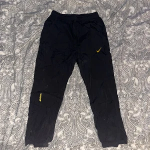 NIKE NOCTA byxor - 🔥Snygga svarta trackpants från NIKExNOCTA i väldigt bra skick/nyskick.🔥Sällsynta och väldigt svåra att få tag på.✅Går för runt 2000kr på bland annat GRAILED.✅Byxorna har en stilren design med diskreta detaljer.
