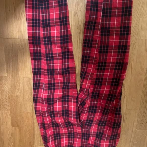 Röd och svart rutig byxa från Björn Borg - Snygga och bekväma byxor från Björn Borg i ett klassiskt röd-svart rutigt mönster. Perfekta för en avslappnad stil med en elastisk midja för extra komfort.