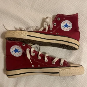 Vinröda Converse All Star sneakers - Säljer ett par klassiska vinröda Converse All Star sneakers. 