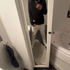 Vita slim fit jeans  - Snygga vita slim fit jeans med en modern passform. Perfekta för en stilren look. De har en klassisk design med fem fickor och knappgylf. Smog denim jeans mycket bra skick dom har slitningarna men de är inget jag gjort själv det ska vara så väldigt snyggt och elegant storlek är 30 32 går med på byten