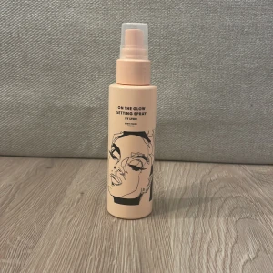 On The Glow Setting Spray - Säljer min lyko setting spray då den inte kommer till användning. Använd cirka 4 gånger. Orginalpris 119kr