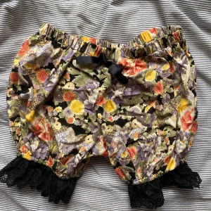 Bloomers - Söta bloomers att ha under en ännu sötare klänning. Köpta på NärCon och har inte använts mer än en gång. En aning elastiska men passar nog bäst på en small.
