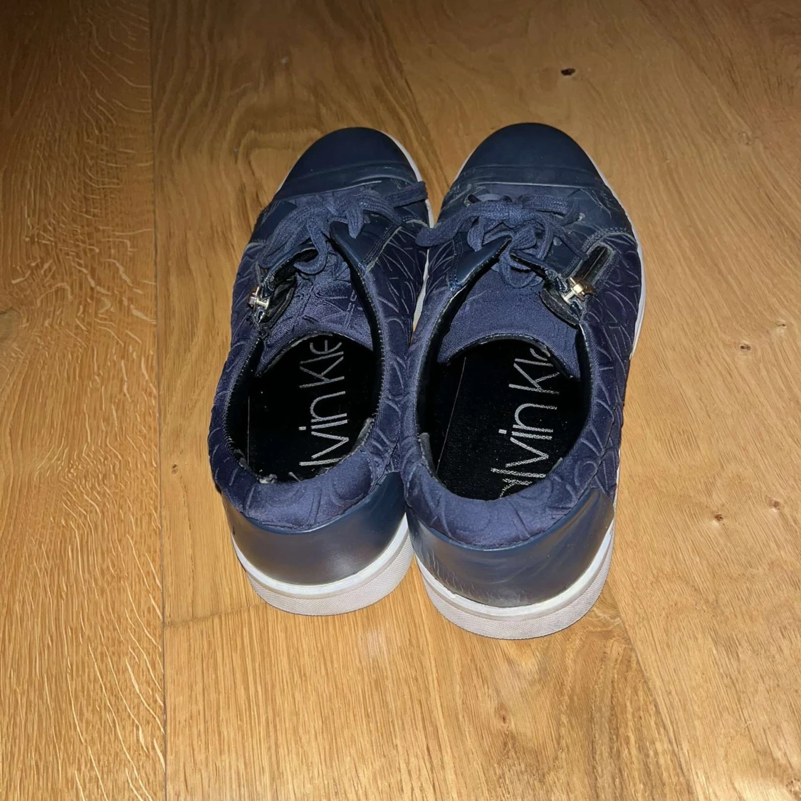 Mörkblå sneakers med dragkedja - 1