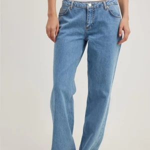 Jeans Na kd - Säljer dessa fina jeans från NA-KD. Använda en gång, säljer då de inte passar mig🌸 de är lågmidjade och i en superfin blå färg🫶🏼