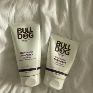 Bulldog Oil Control Face Wash och Moisturiser - Säljer Bulldog Skincare Oil Control Face Wash och Moisturiser. Face Wash med trollhassel för att rengöra och ta bort överflödig olja, 150 ml. Moisturiser med trollhassel för att återfukta och balansera huden, 100 ml. Perfekt för oljig hud!