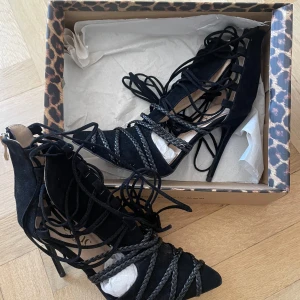 Svarta och beige klackskor - Ett par svarta damskor med  snörning och spetsig tå,                                                      ( och  ett par beige med öppen tå och dekorativa detaljer)