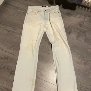 Ljusblå jeans från Eightyfive - Snygga ljusblå jeans från Eightyfive med en klassisk femficksdesign. De har en straight passform och är tillverkade i jeansmaterial. Snygga slitningar i sluten av byxbenet. Perfekta för en avslappnad stil.