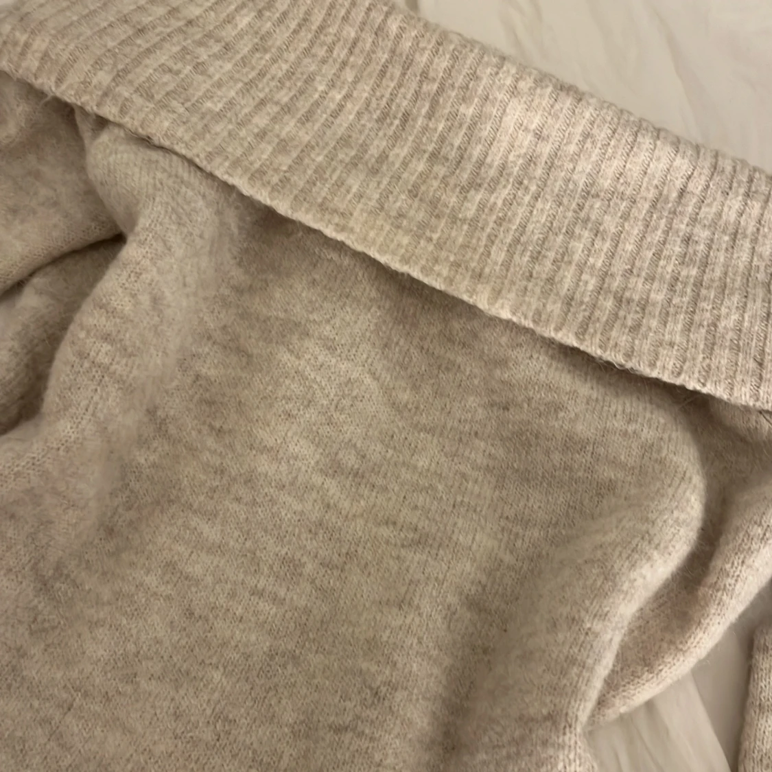 Beige offshoulder stickad tröja - 1