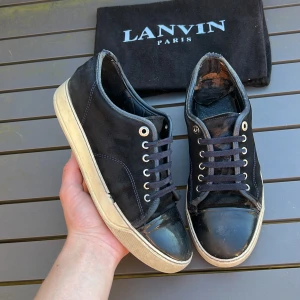 Lanvin - Säljer dessa lanvin cap toe! Size uk5 vilket motsvarar 39-40! Skick 5/10 . Vad ingår? Dustbag! Hör av dig vid minsta fundering!🤩