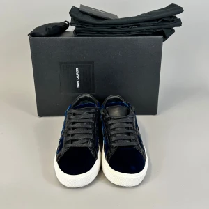 Saint Laurent Sneakers - - Skick 10/10  - Tillbehör: Box, Dustbags & Laces  - Storlek: 35