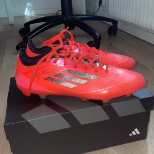 Adidas f50 pro röd fotbollsskor  - Tja, säljer ett par Adidas F50 pro fotbollskor storlek 43 1/3 men passar också 43. helt nya har bara använt i 30 minuter, säljer pga de var lite stora på mig. Det är helt nya och snygga inga defekter såklart. Det är fräscha och redo att börja användas. Pris kan diskuteras🤗!!!