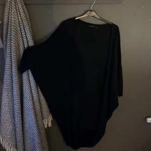 Svart tröja från Soul River - Säljer en stilren svart tröja från Soul River. Perfekt för en avslappnad look. Tröjan har en lös passform och är tillverkad i ett mjukt material. Passar bra till både jeans och kjol.