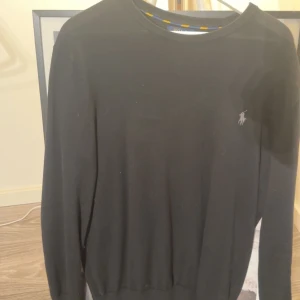 Svart tröja från Polo Ralph Lauren - Säljer en stilren svart tröja från Polo Ralph Lauren. Använd Max 3 gånger. Säljer den pågrund av att jag inte använder tröjan. Hör gärna av er om ni är intresserade. 100% äkta 