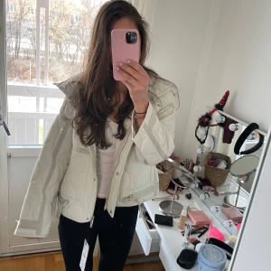 Vit quiltad Zara jacka - Aldrig använd prislappen kvar. 