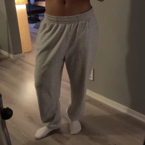 Grå mjukisbyxor - Grå mjukisbyxor, skulle gissa att de va i storlek M eftersom de är stora på mig , den andra bilden är mjukisarna vikta, säljer den för 100kr💕