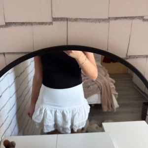 Volangkjol - Superfin volangkjol från Zara, använd fåtal ggr och inga defekter!