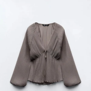 Zara blus - Slutsålda zara blusen! Bra skick, säljer pågrund av den ej kommit till användning, högst bud gäller! Storlek XS
