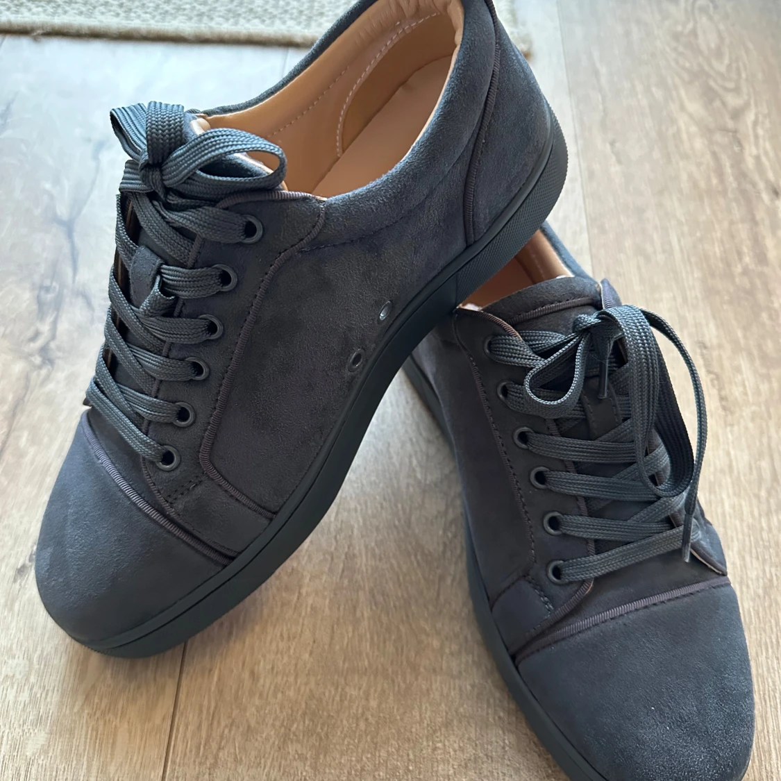 Grå sneakers från Christian Louboutin