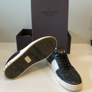 Valentino flycrew - Snygga Valentino flycrews svart och vit med en cool camouflagemönstrad sula. Storlek 42 herr. Otroligt bra skick! Nypris ca 7000. Priset kan diskuteras.