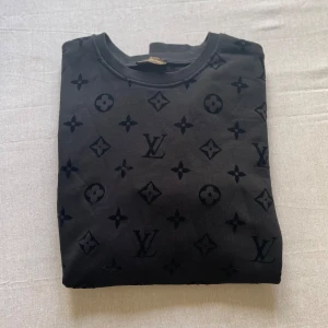 Tröja - Väldigt fin märkeströja.  Pris kan diskuteras! Tröjan är mindre än XL, känns mer som L  - Oanvänd - Kvitto saknas