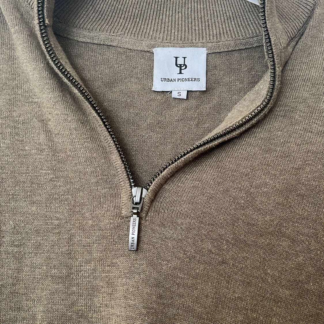 Olivgrön tröja från Urban Pioneers - 1