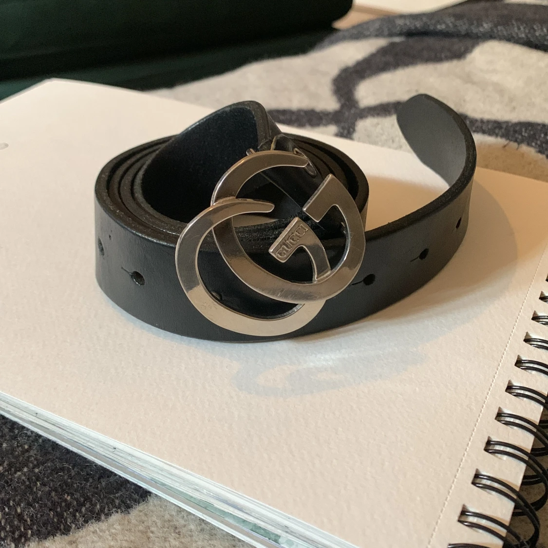 Svart skärp med silverdetaljer