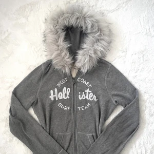 hollister fur zip up - ♡ handsydd därav fast pris! ♡ OBS: har små fläckar (se slide 3) + ens sidan är lite längre än den andra ♡ pälsen har blivit noggrant sydd för att bland annat sitta fast hårt och se tjock och stor ut! ♡ endast handtvätt då tvättmaskin + torktumlare förstör pälsen!  