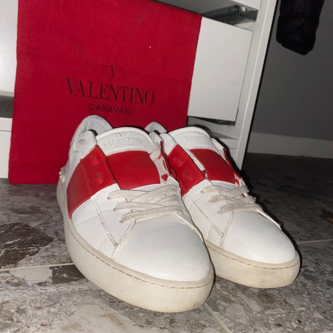 Valentino Garavani sneakers i vitt och rött