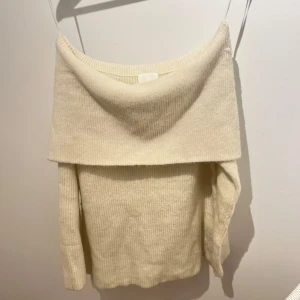 Beige offshoulder tröja från HM💗 - Mysig och basic beige offshoulder stickad tröja!! 💗 Endast använd fåtal ggr💗 (inte lika ful i verkligheten)