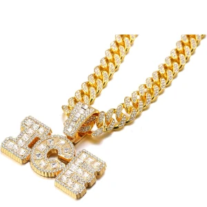 Guldigt halsband med glittrig ICE-berlock - Snyggt guldigt halsband med en stor, glittrig berlock formad som bokstäverna ICE. Kedjan är täckt med gnistrande stenar som ger en lyxig känsla. Perfekt för att göra ett statement.