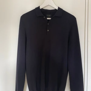 Långärmad piké Massimo dutti - Mörkblå långärmad pikétröja från Massimo dutti Tröjan har en klassisk krage och knappar framtill. Perfekt för en stilren look.