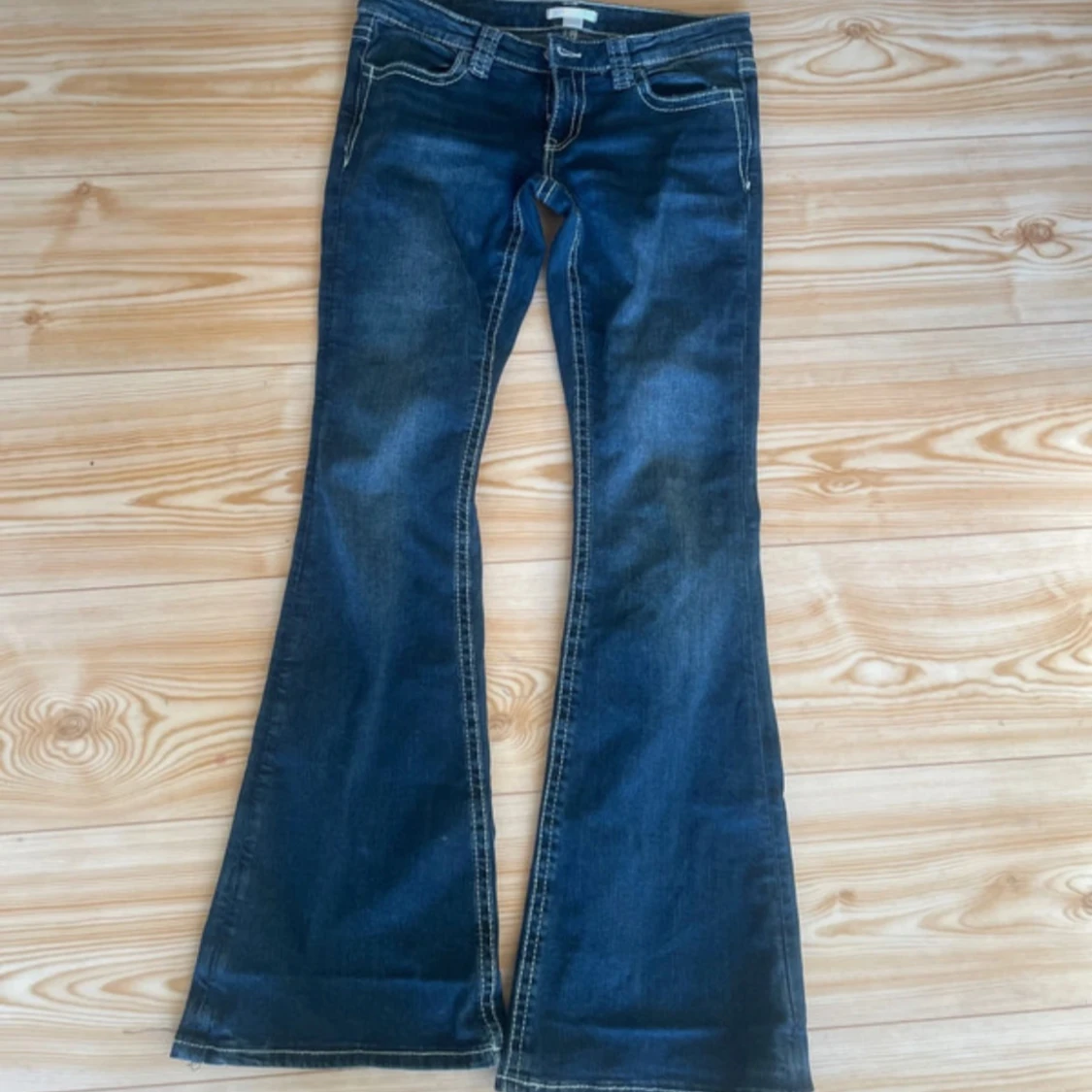 Blå bootcut jeans från Gina Tricot - 1