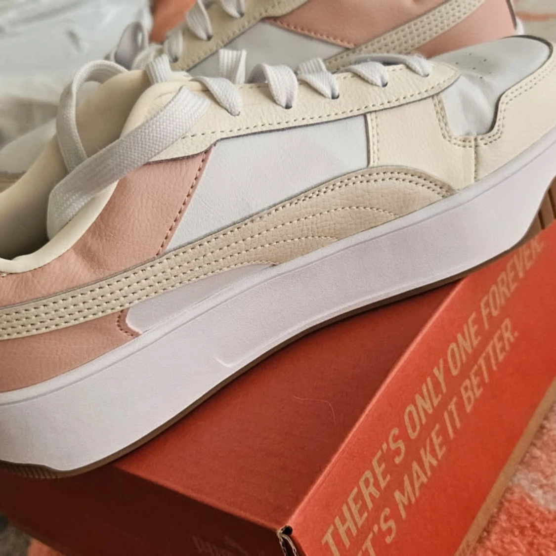 Puma sneakers i vitt och beige