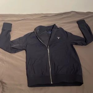 Gant gant cardigan  - Säljer en sjukt snygg gant cardigan. Perfekt för lite mildare dagar och enkel att matcha. Säljer den då den är för liten, hör av er vid frågor och funderingar.