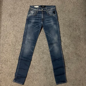 Replay Anbass Jeans - Tja säljer nu ett par Replay Anbass jeans i storlek W30 för endast 459kr! Pris är ej hugget i sten, hör av er i dm vid funderingar 🙌
