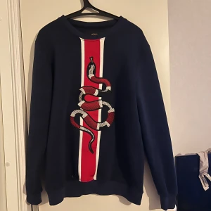Mörkblå tröja  - Säljer en mörkblå tröja från Glorious Gangsta i strl M, knappt använd 