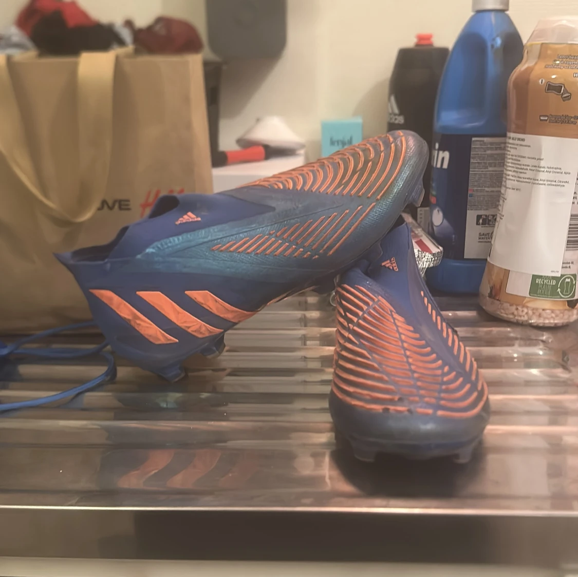 Blå och orange fotbollsskor från Adidas - 1