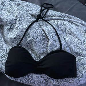 Svart bikiniöverdel med halterneck - Snygg svart bikiniöverdel med halterneck-design och knytband❣️ Perfekt för stranden!!! Storlek S!!❣️