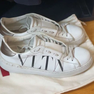 Valentino open - Snygga valentino open med svart VLTN-logga på sidan. Lite slitna men inte något övergripande eller hål❤️strl 39. Dustbag medföljer och de är  äkta såklart. 