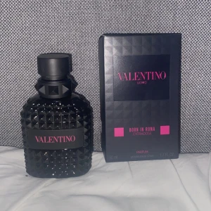 Valentino Norn in Roma extradose. - Ny valentino parfym i 50ml använt max 5-10 sprej. Luktar väldig gott och perfekt till t.ex en sommarkväll. Skriv om frågor.