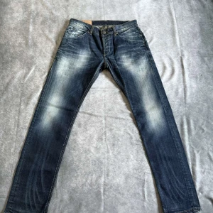 Dondup jeans  - Säljer nu ett par riktigt snygga jeans från dondup . Skicket är som nytt. Hör av dig vid fler frågor och funderingar!!