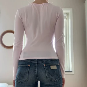 Ljusrosa söt tröja  - En så gullig rosa tröja i superskönt material. Kommer tyvärr aldrig till användning. Vet inte märket men tröjan är köpt i butik för kanske 300 kr och är använd en gång. 